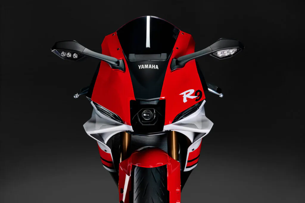 Agresywna, aerodynamiczna owiewka z wingletami