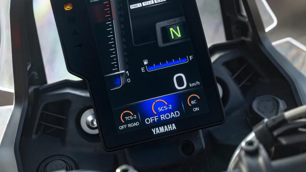Kontrola trakcji rozpoznająca pochylenie motocykla, kontrola uślizgu i ABS/system kontroli hamowania