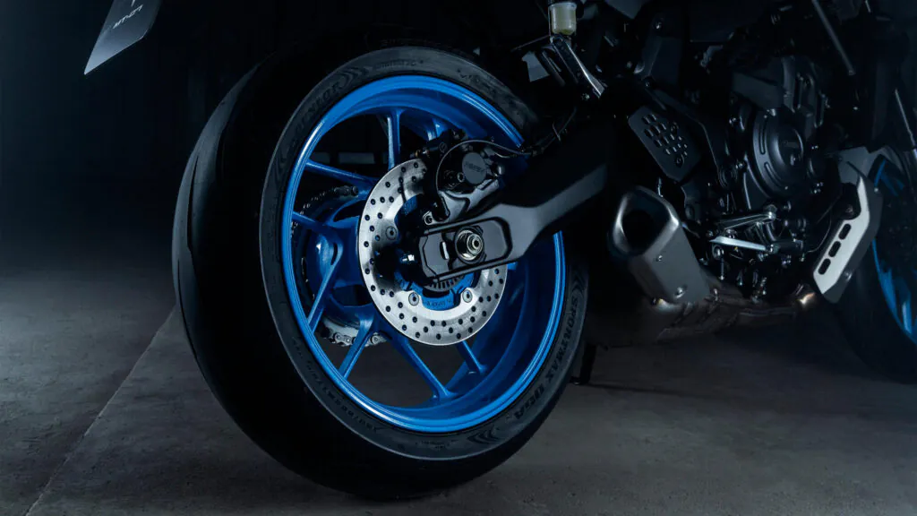 Obręcze kół ze stopów lekkich SpinForged z radialnymi oponami marki Dunlop