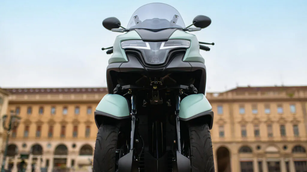 Prowadzenie z technologią Leaning Multi Wheel (LMW)