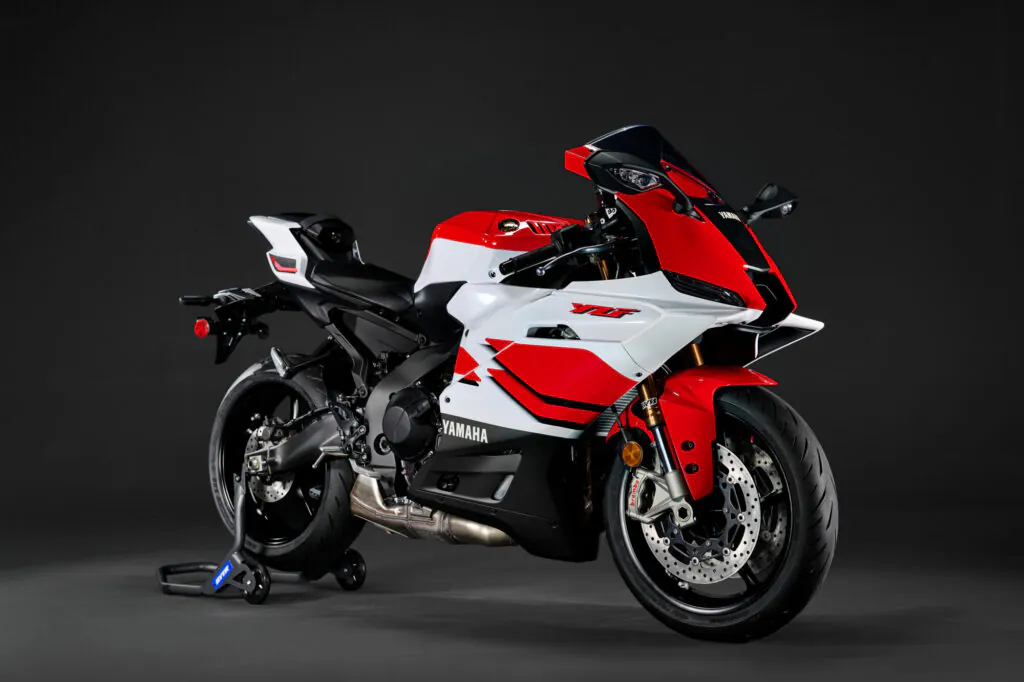 Przednia pompa hamulcowa Brembo i zaciski Brembo Stylema w połączeniu z tarczami hamulcowymi o średnicy 320 mm