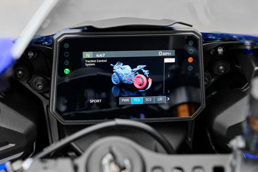 Systemy wspomagające kierowcę, rozpoznające pochylenie motocykla, obejmujące kontrolę trakcji, uślizgu i hamowania