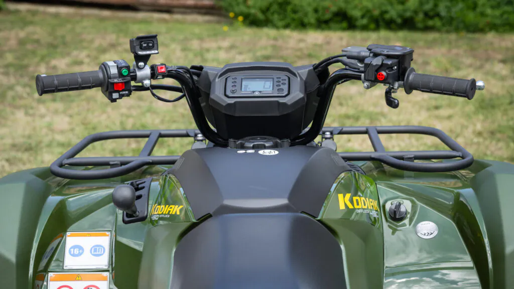 Zamontowany na kierownicy zestaw wskaźników z wyświetlaczem LCD