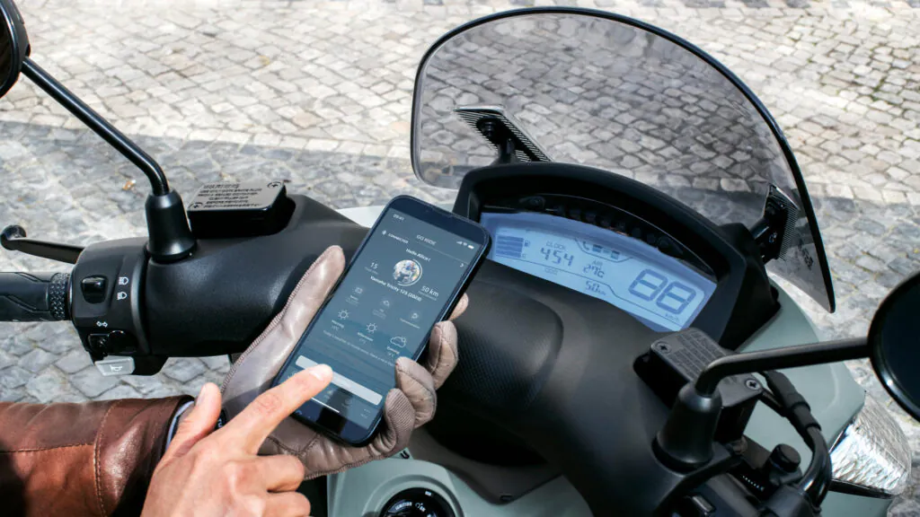 Zestaw wskaźników z wyświetlaczem LCD współpracujący ze smartfonem