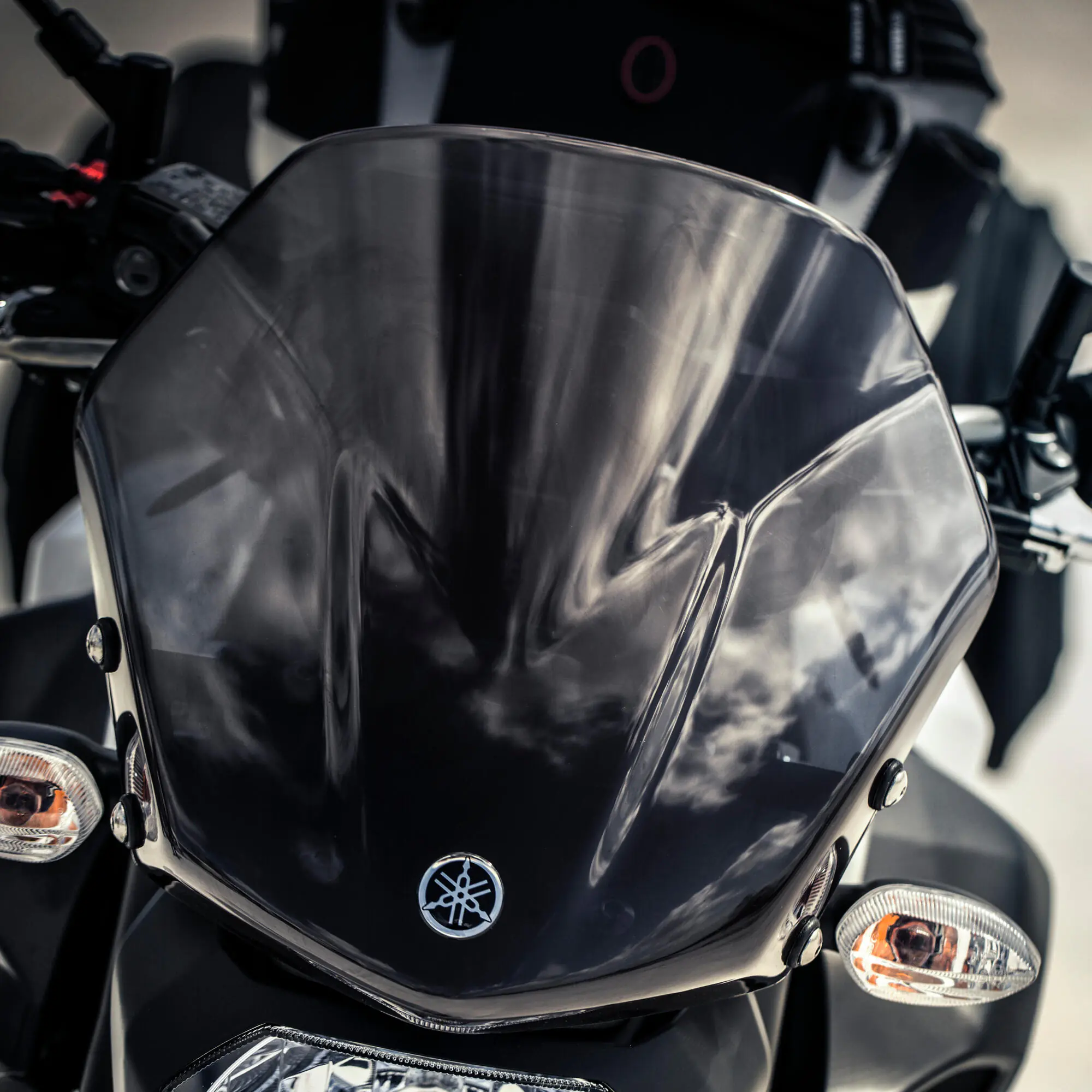 Sportowa szyba Yamaha (1WS-F83J0-00-00)